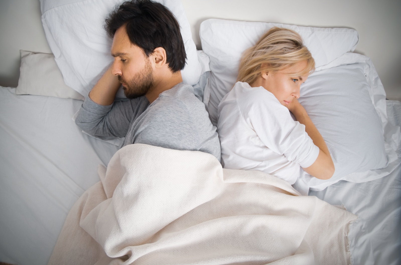 trauriges Paar im Bett