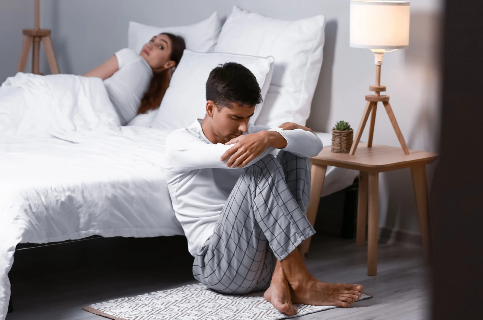 ungluecklicher Mann im Schlafzimmer
