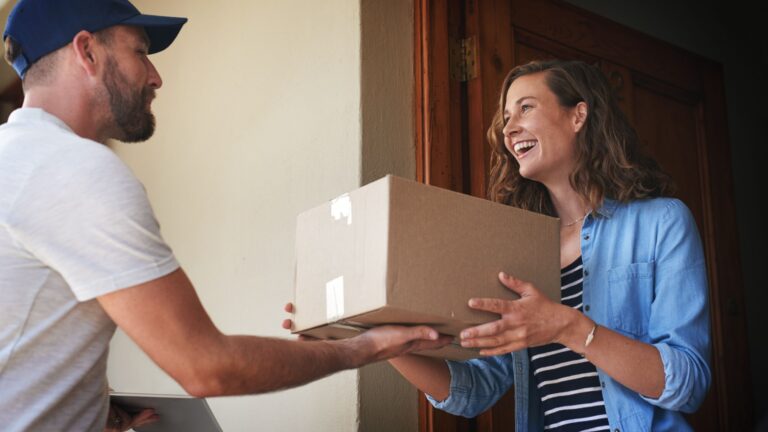 Mann gibt Frau Paket