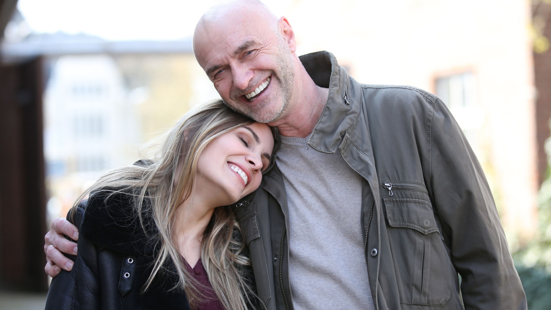 erwachsener Mann und junge Frau
