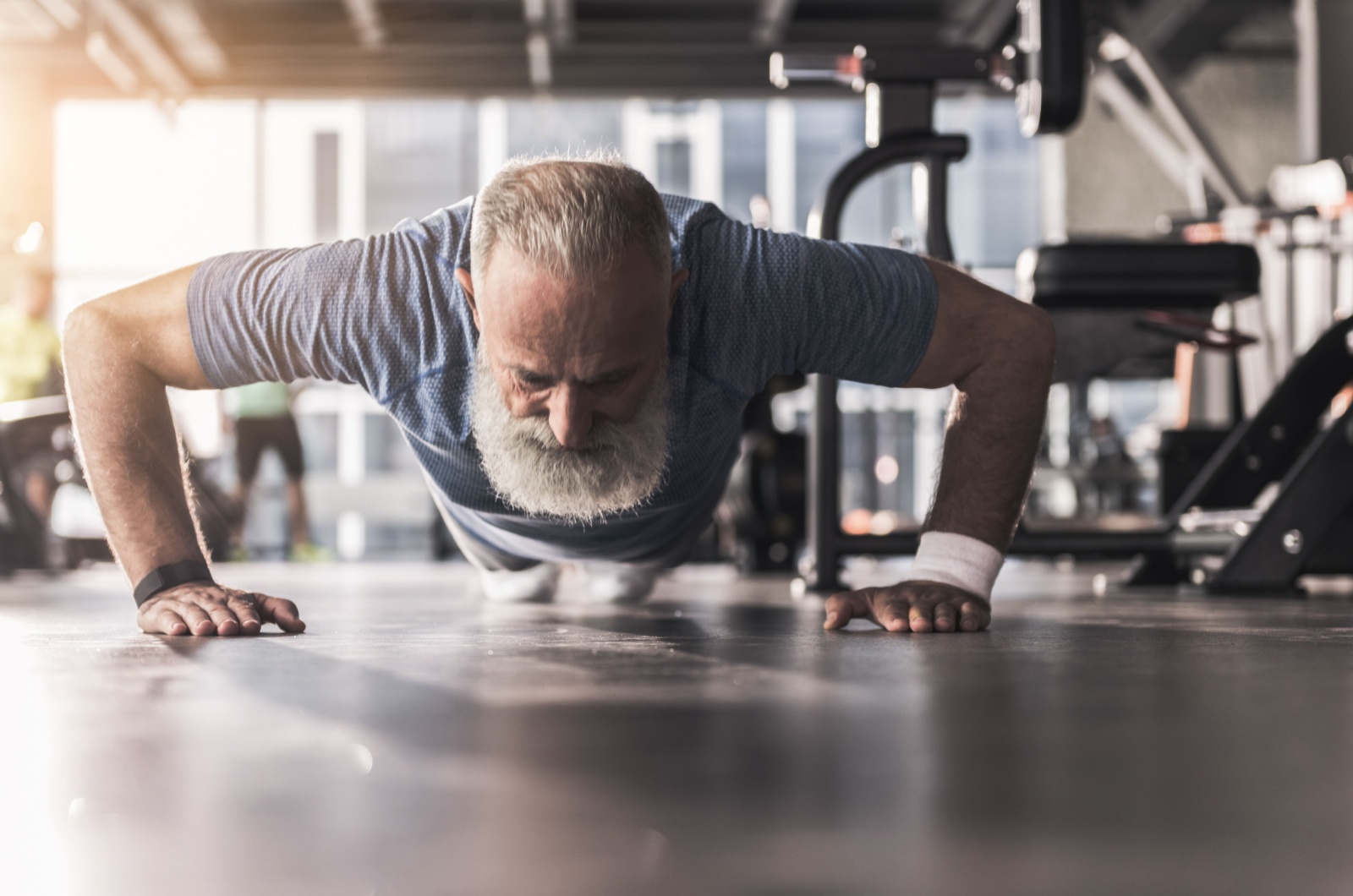 Aelterer Mann im Fitnessstudio