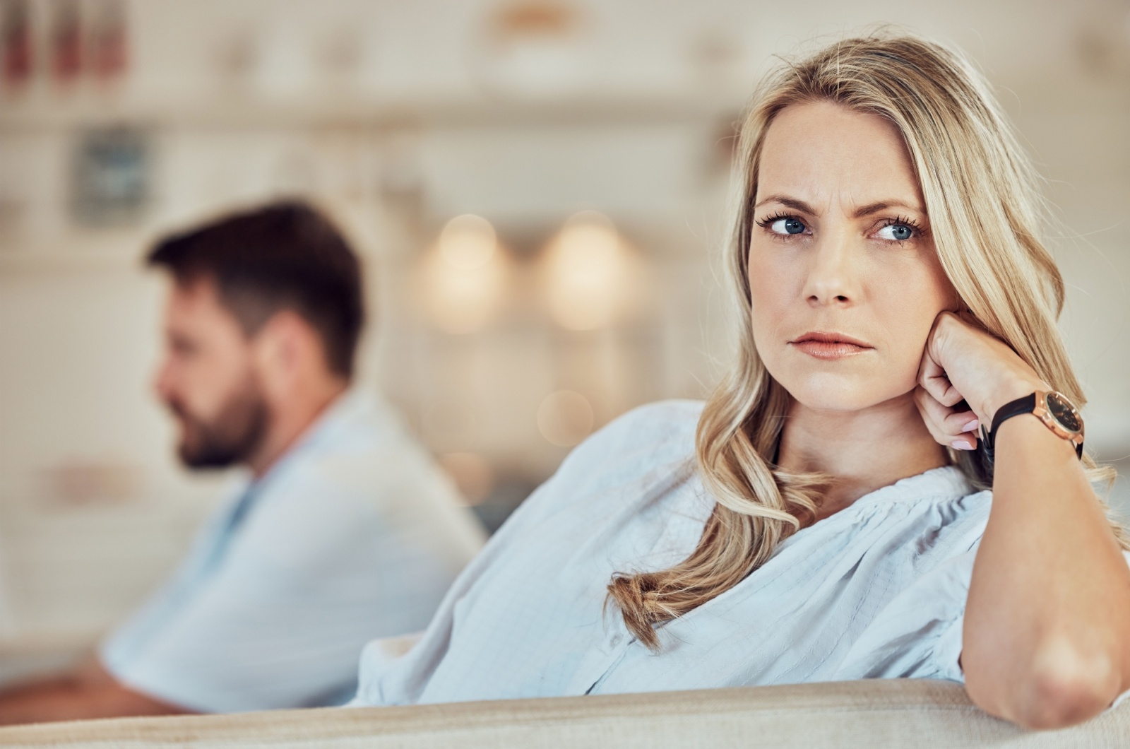 Blonde Frau denkt nach