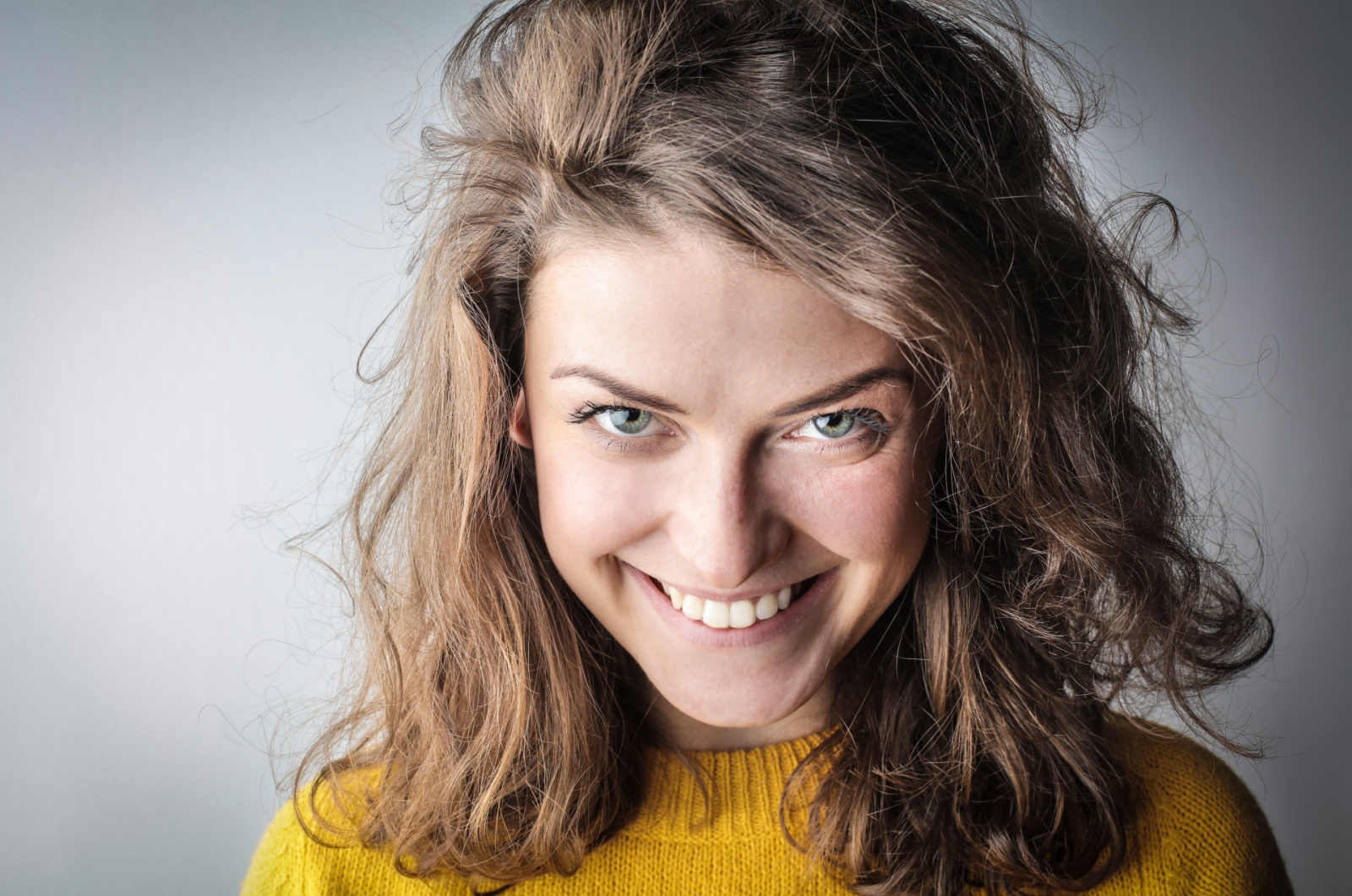 Boese Frau laechelt
