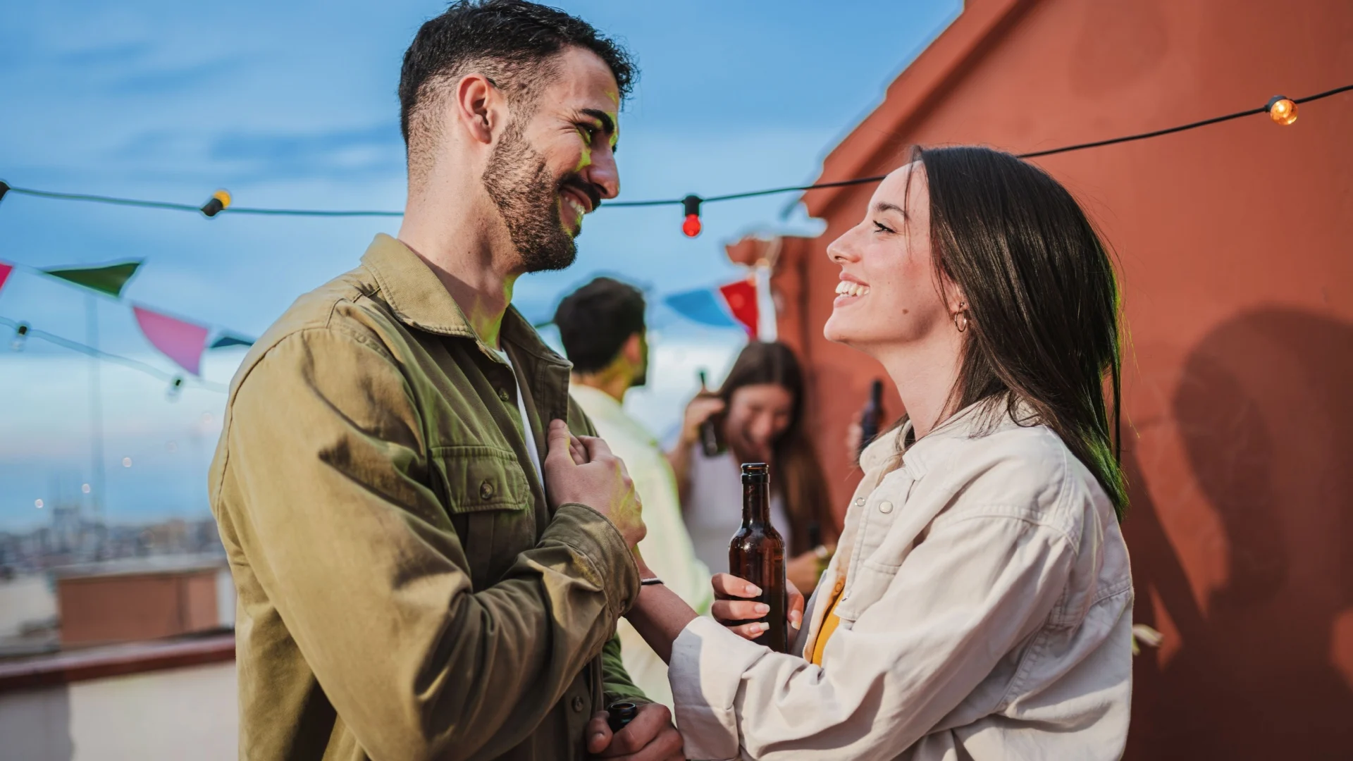Mann und Frau flirten