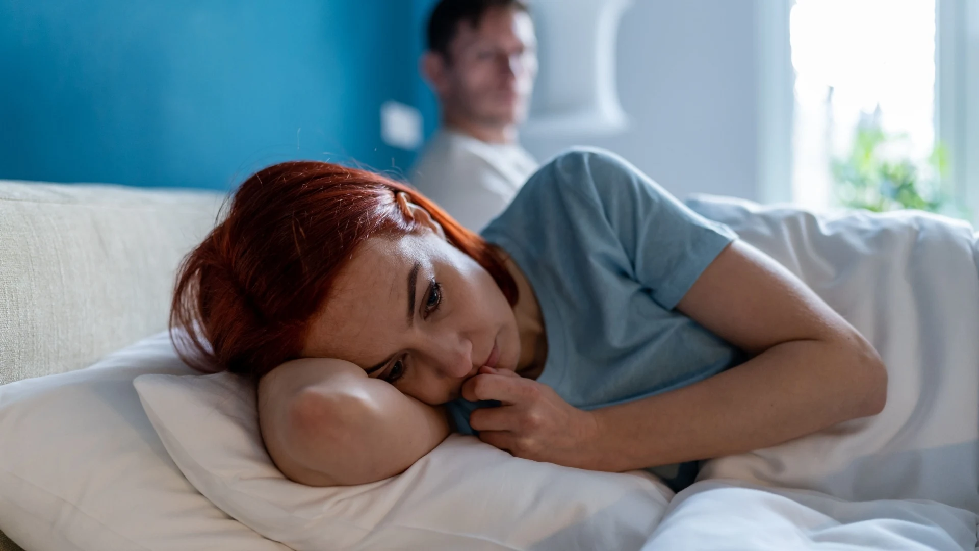 traurige Frau im Bett