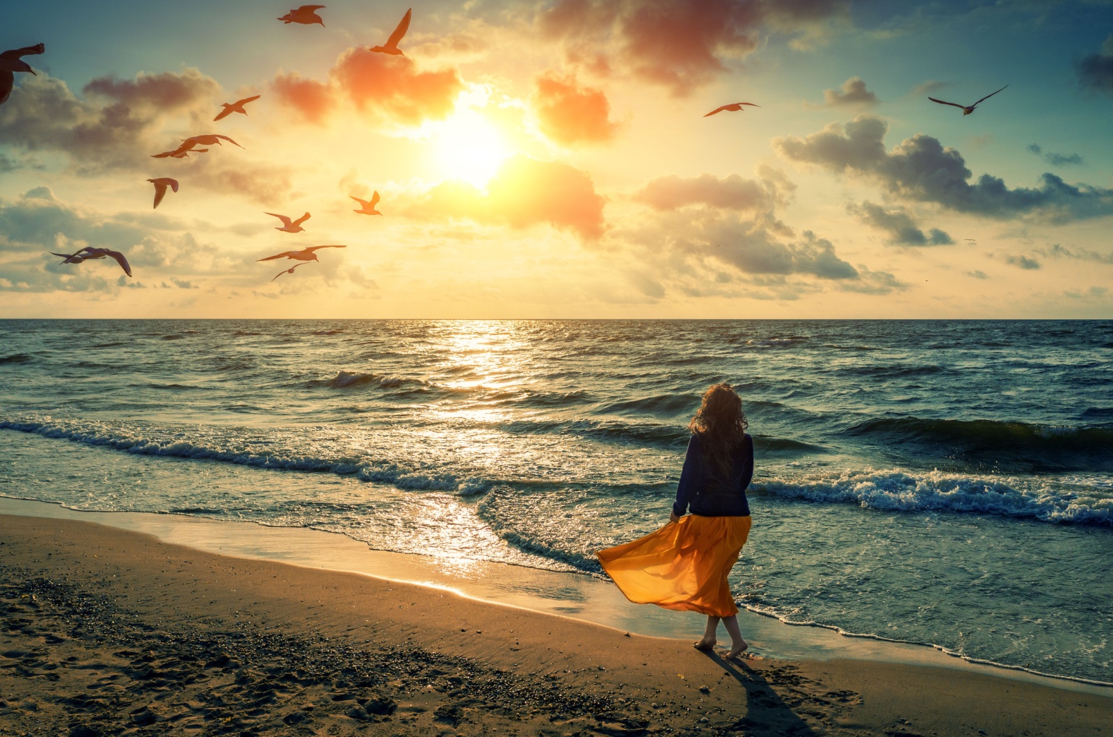 Frau am Strandsonnenaufgang