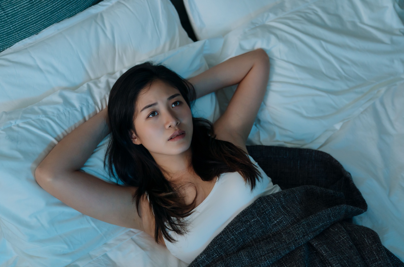 Frau denkt im Bett