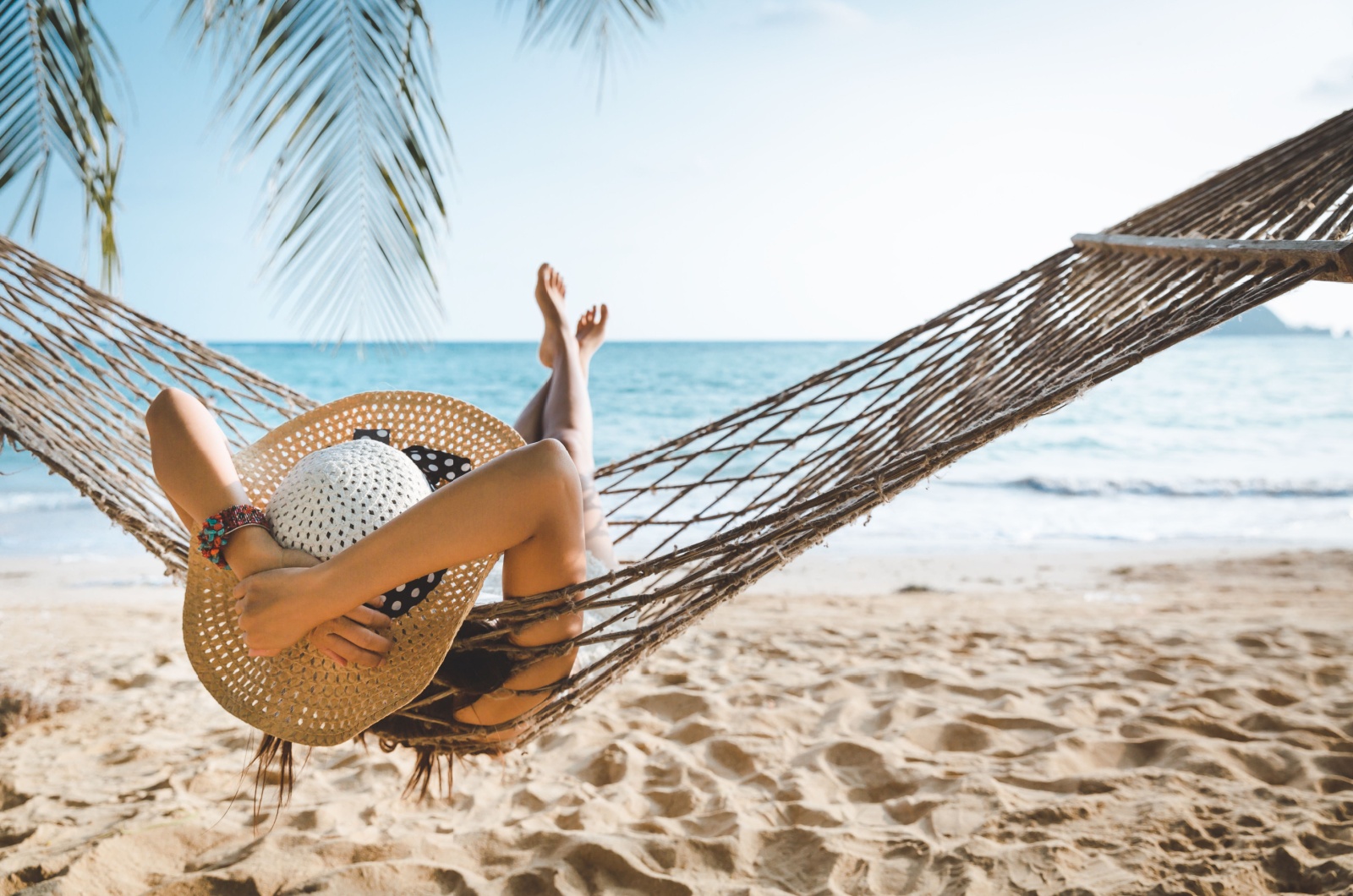 Frau geniesst den Sommer