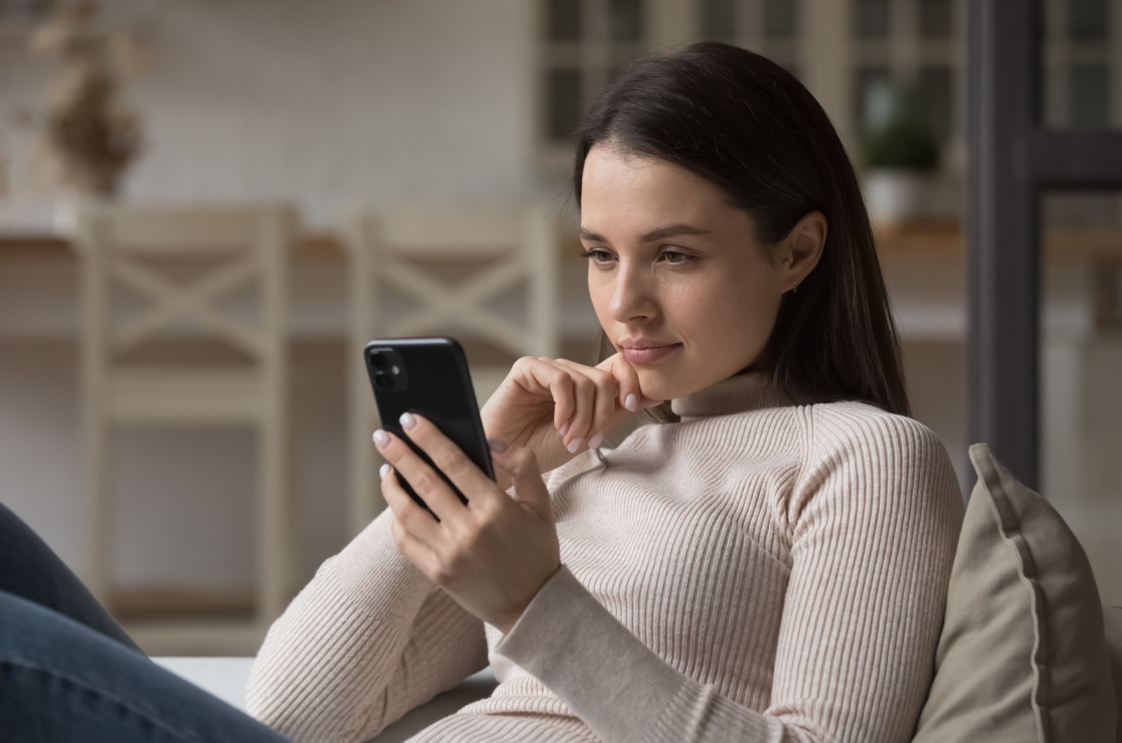 Frau haelt ein Telefon