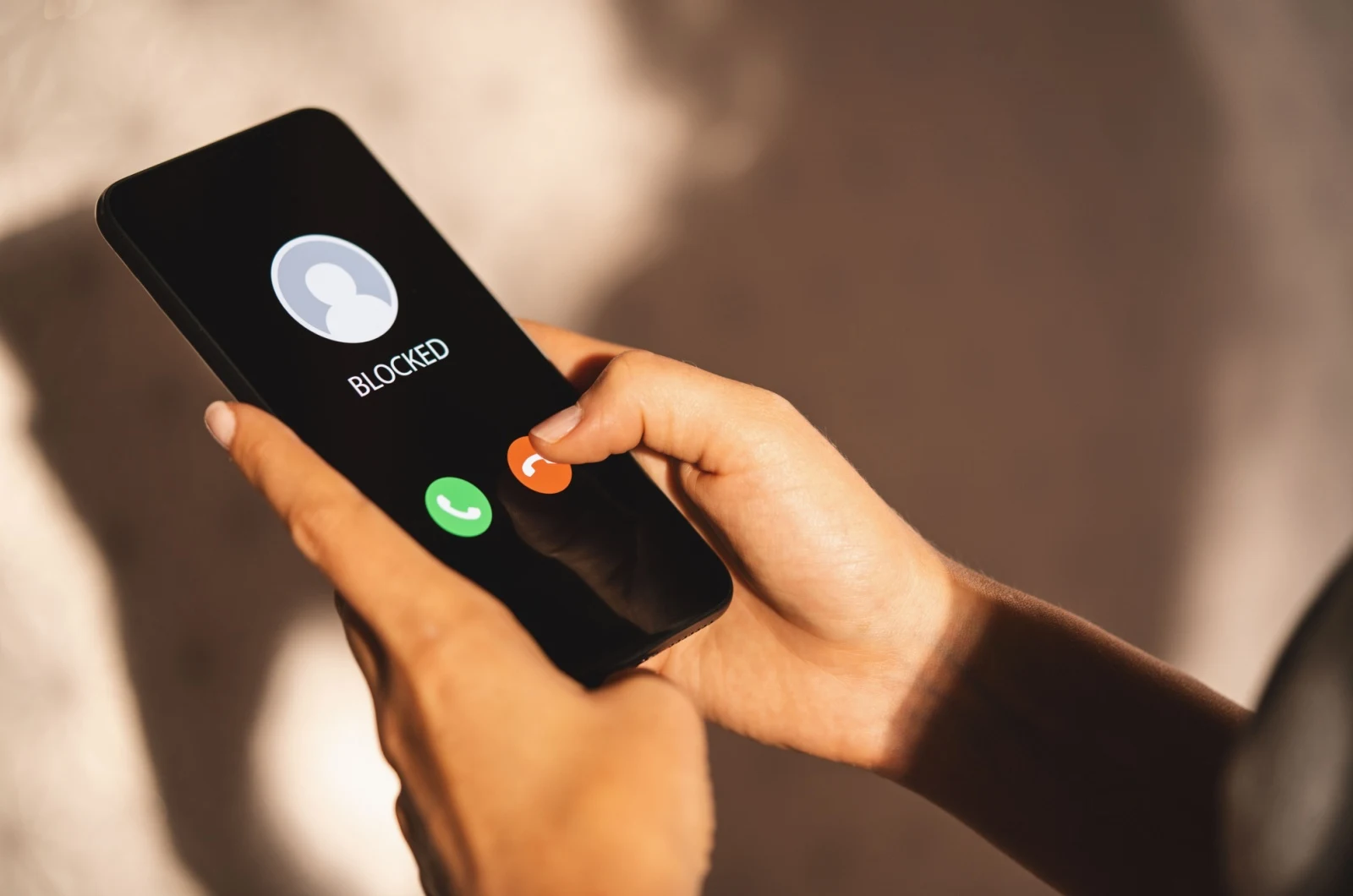 Frau haelt ein Telefon