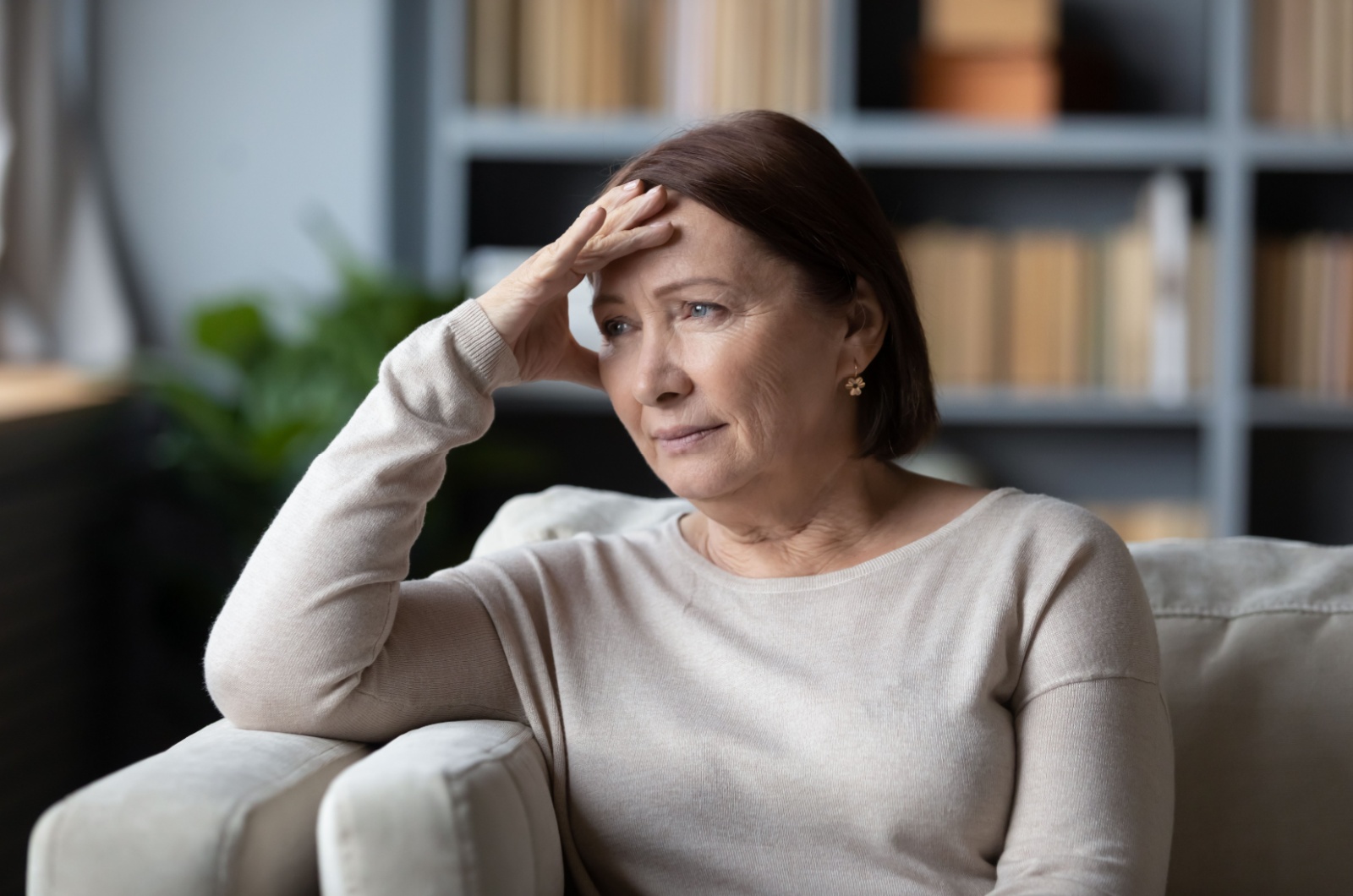 Frau in den 50ern denkt nach