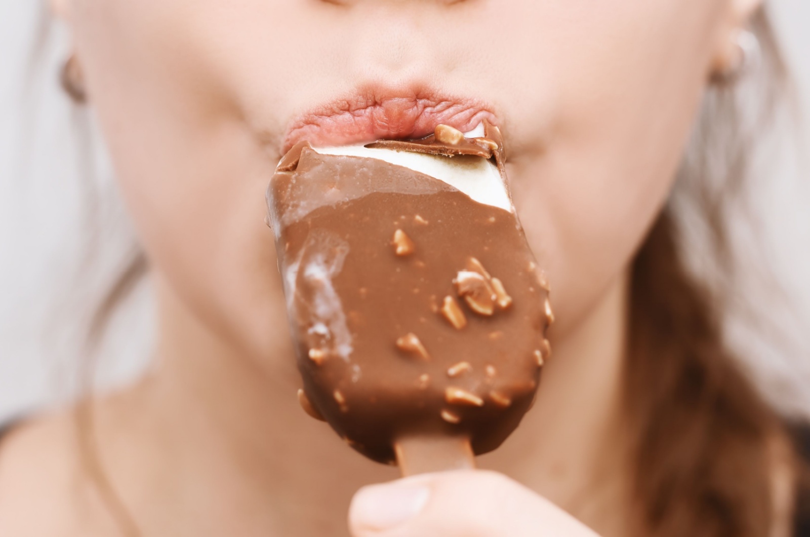 Frau isst Eis