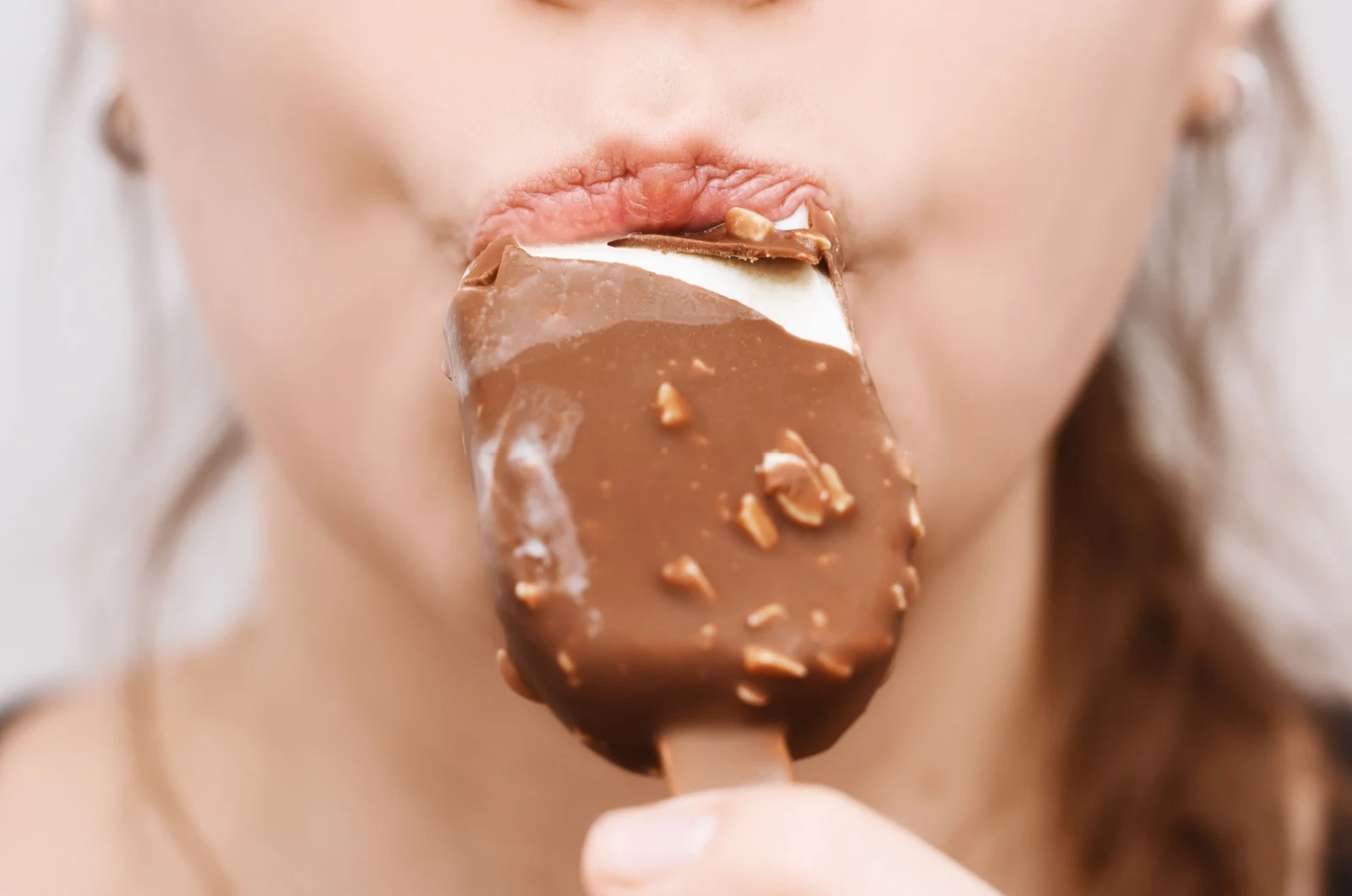 Frau isst Eis