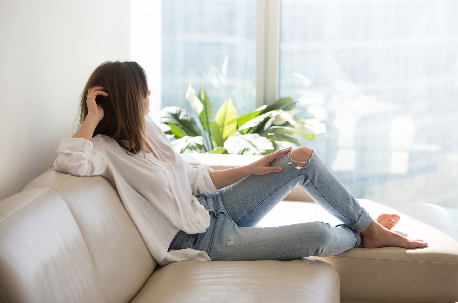 Frau sitzt auf der Couch