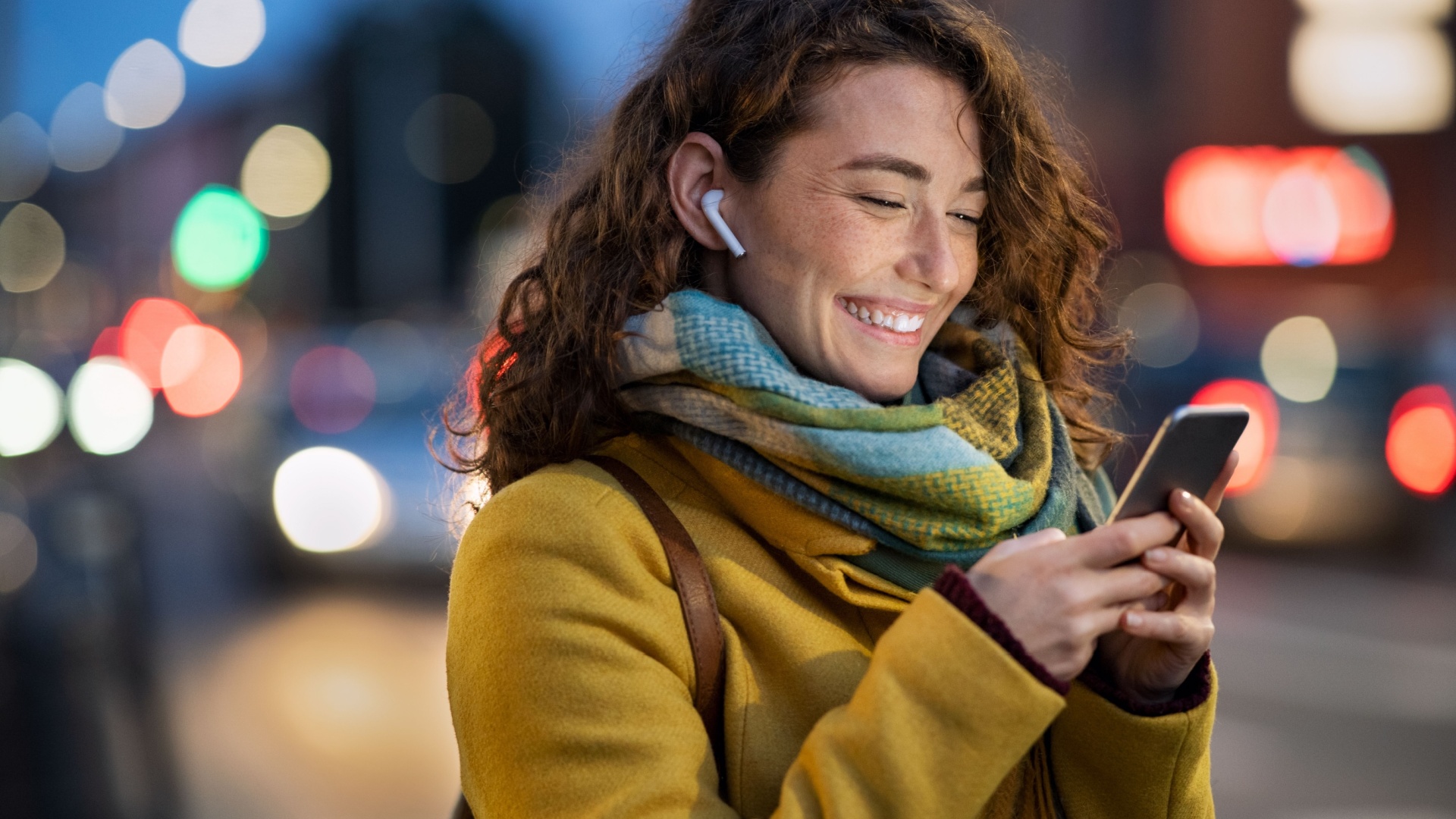 Frau tippt am Telefon