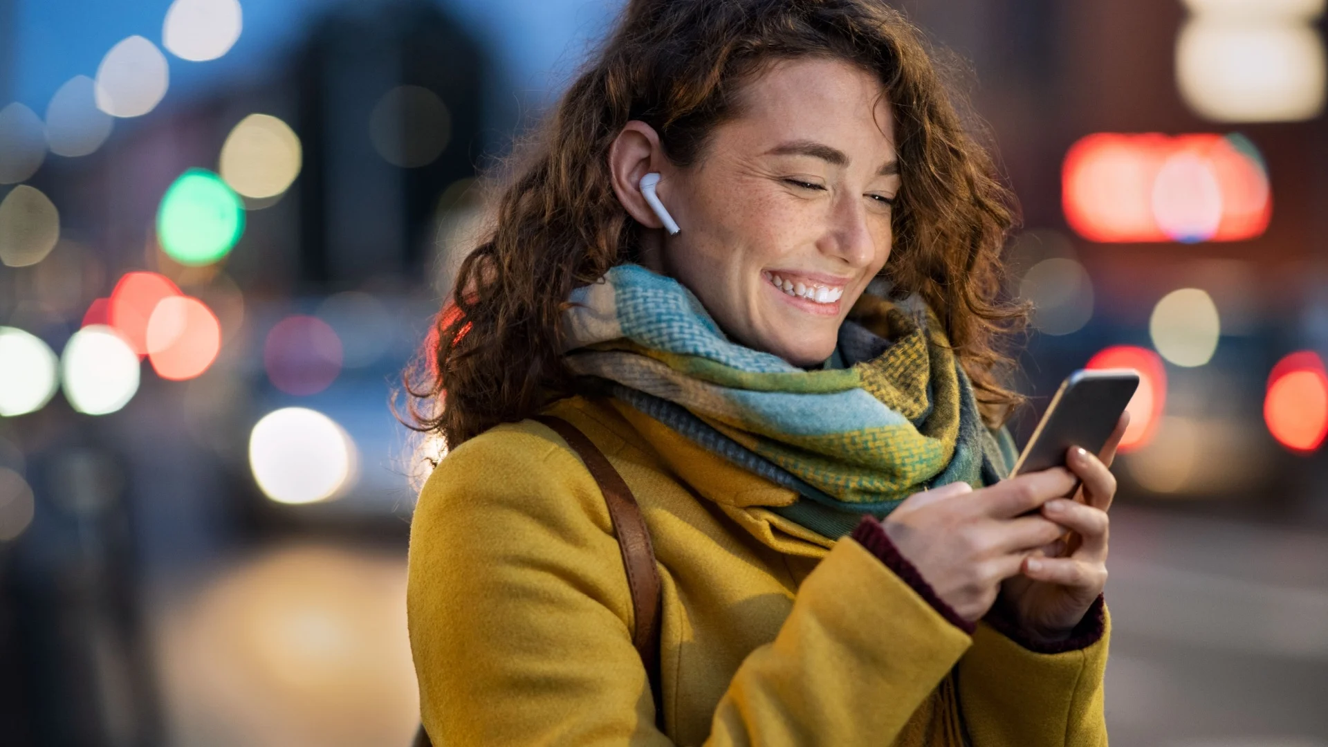 Frau tippt am Telefon