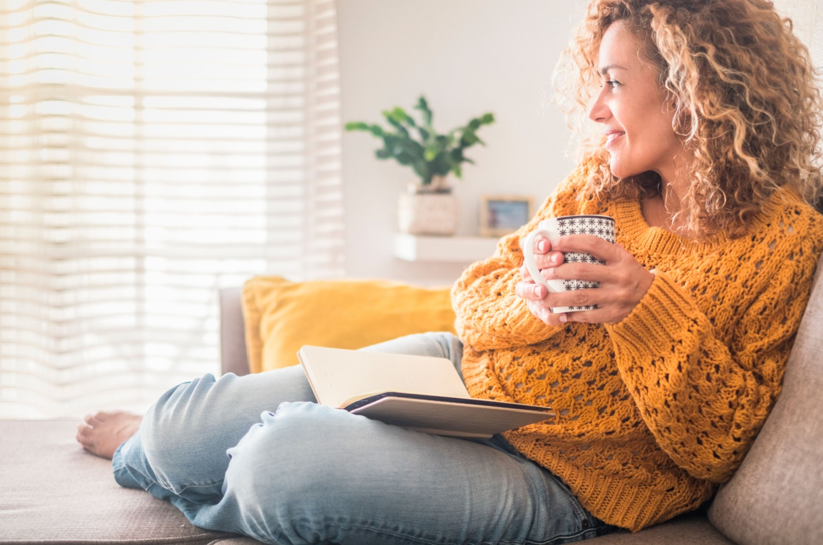 Frau trinkt einen Kaffee