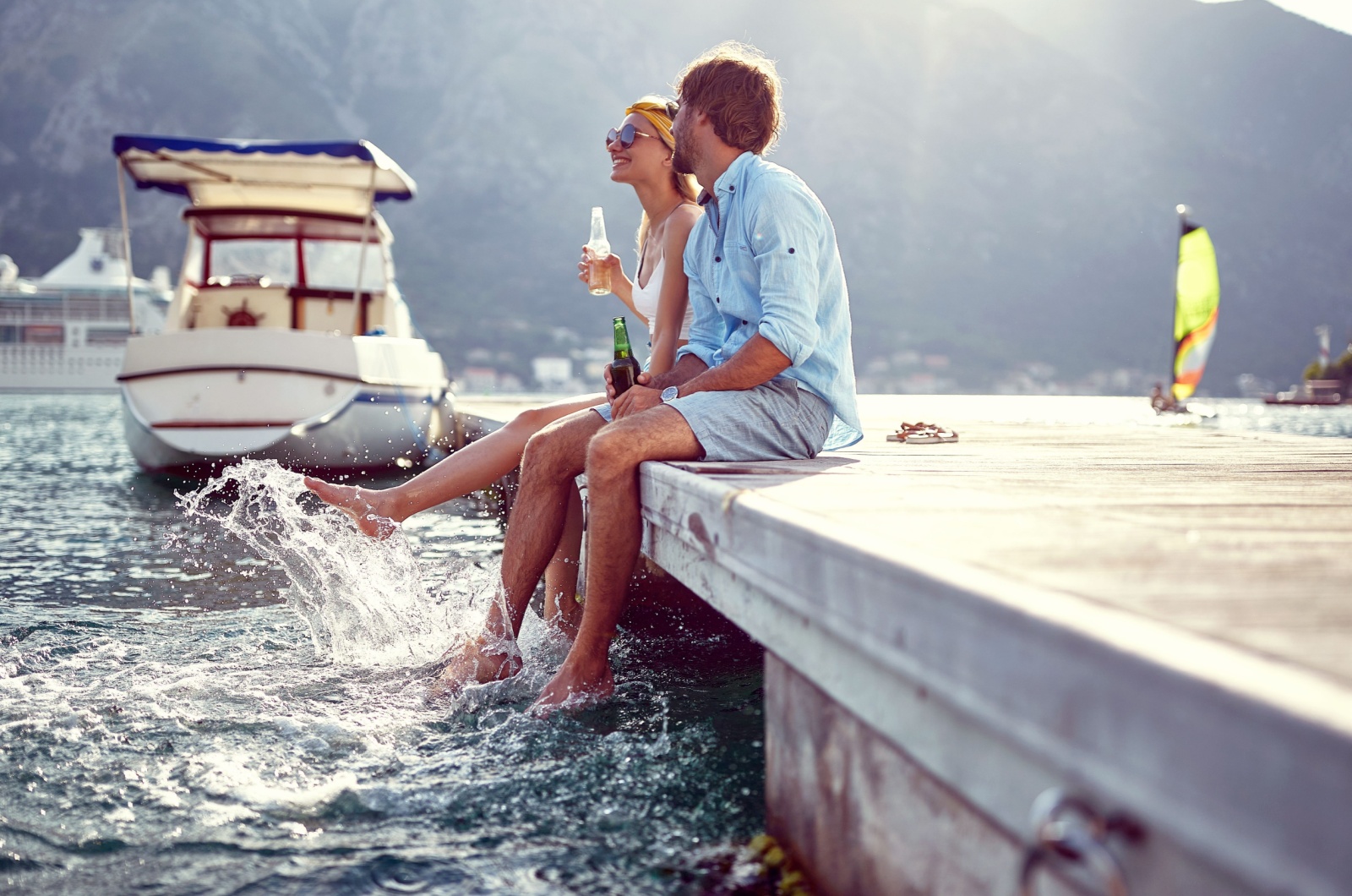 Frau und Frau flirten im Sommer