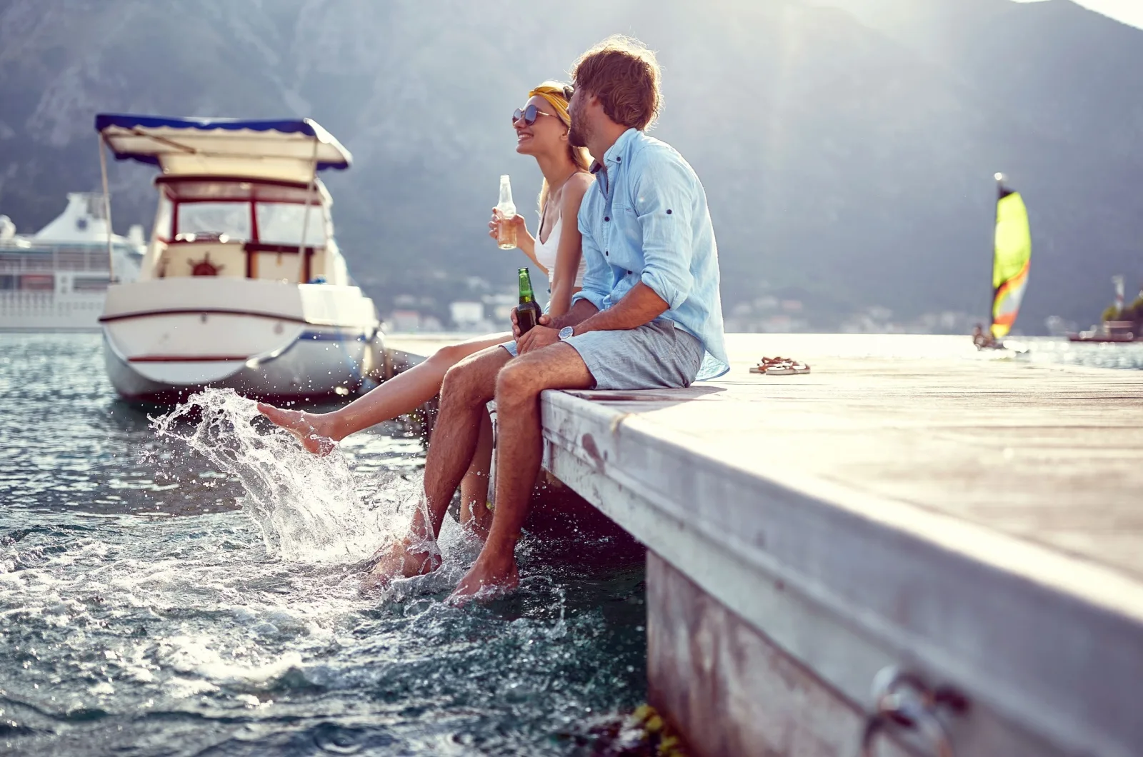 Frau und Frau flirten im Sommer