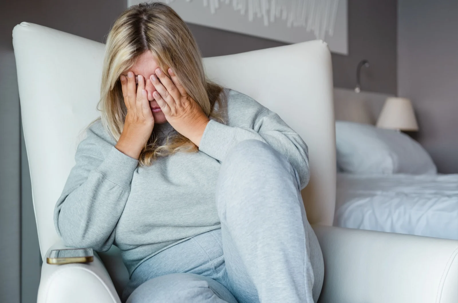 Frau weint auf dem Sofa