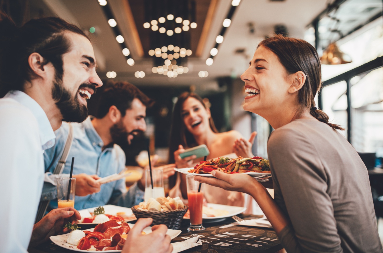 Freunde in der Bar unterhalten sich
