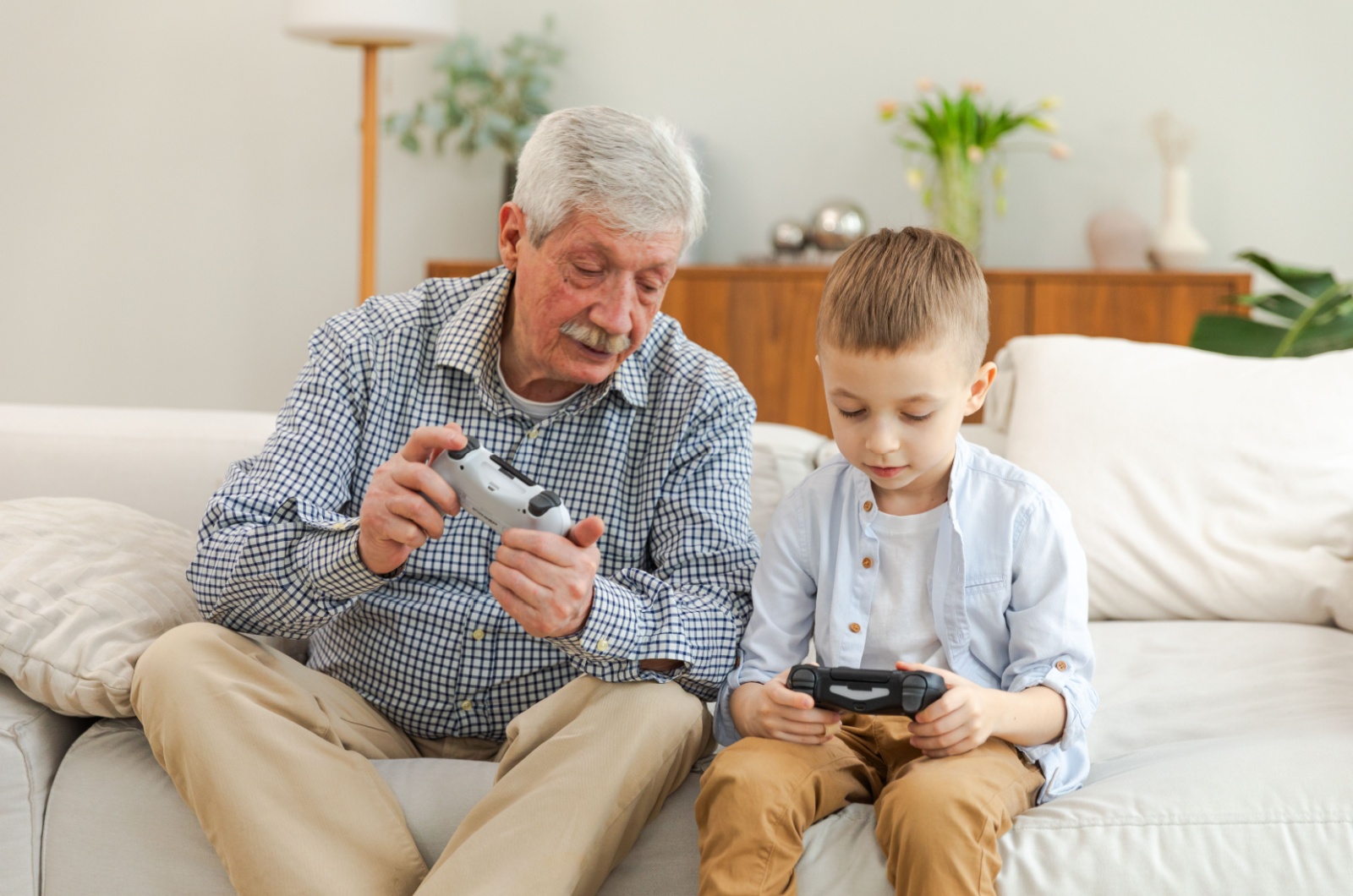 Grossvater und Enkel spielen Sony