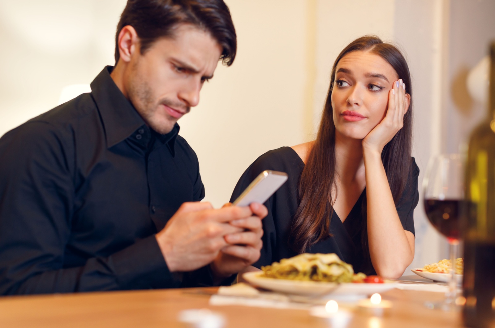 Mann benutzt ein Telefon und ignoriert eine Frau