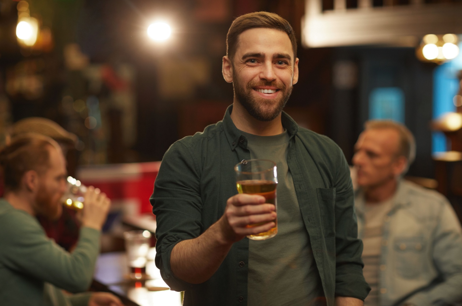 Mann in der Bar