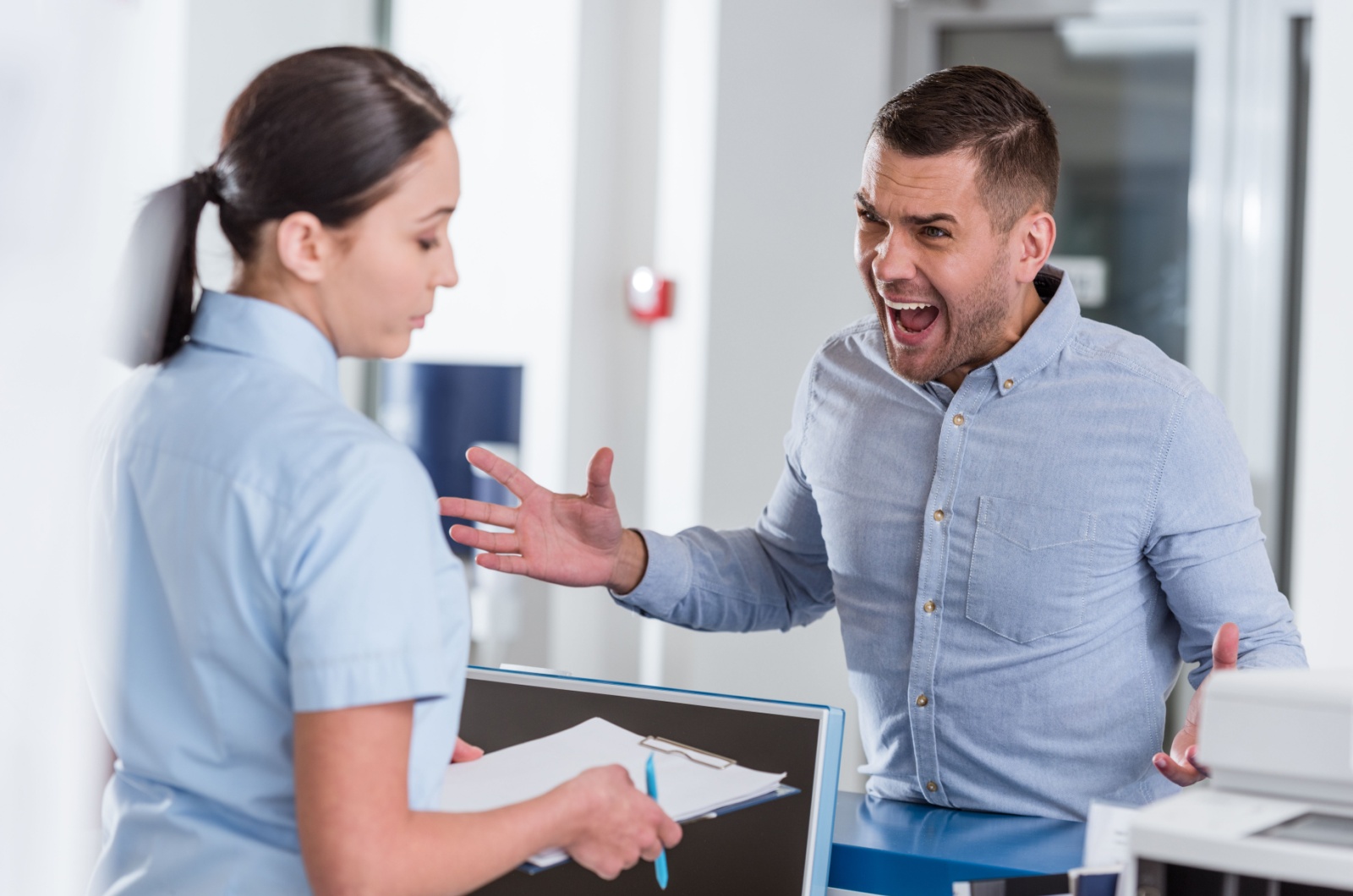Mann schreit Frau auf der Arbeit an