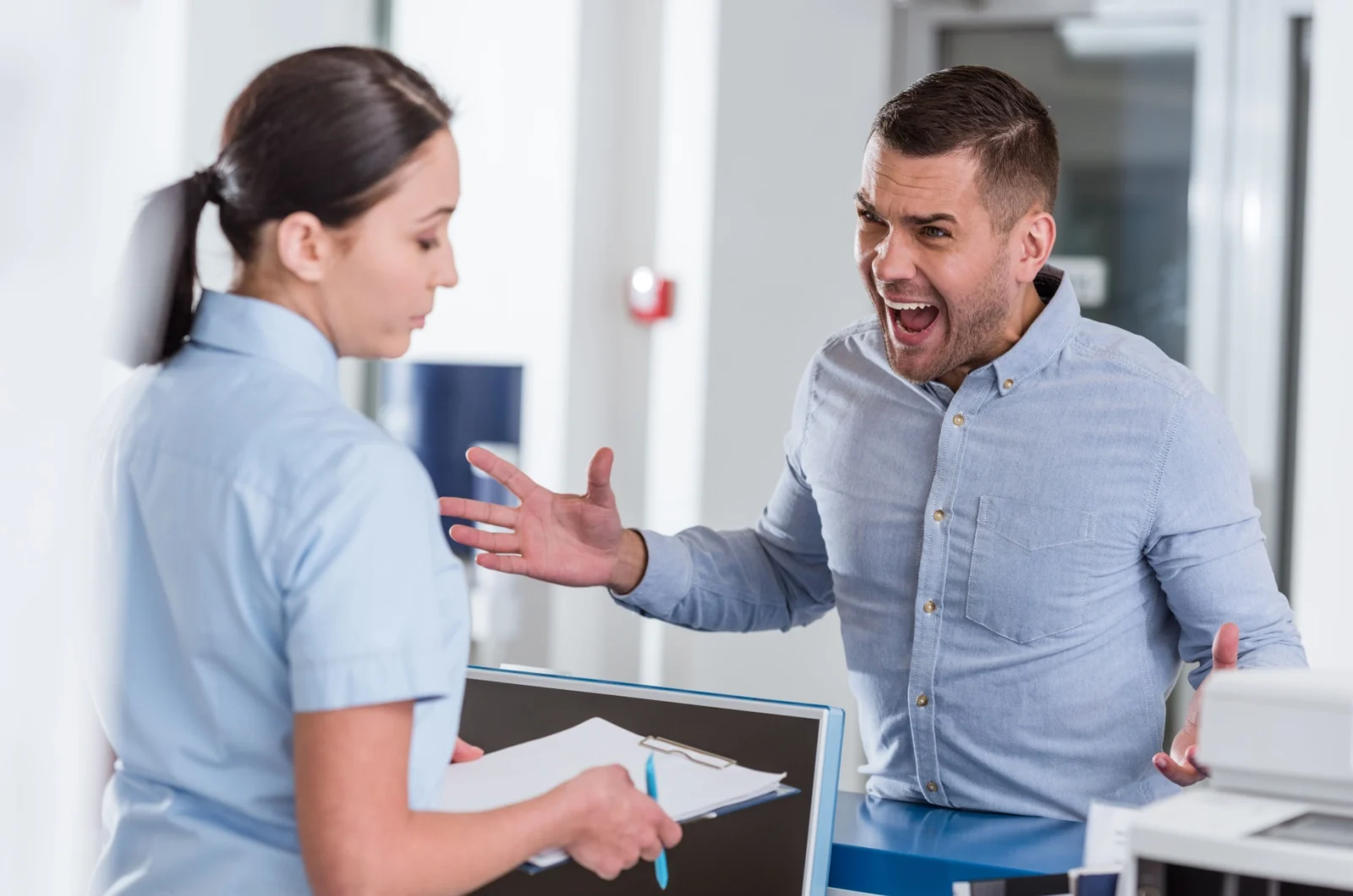 Mann schreit Frau auf der Arbeit an
