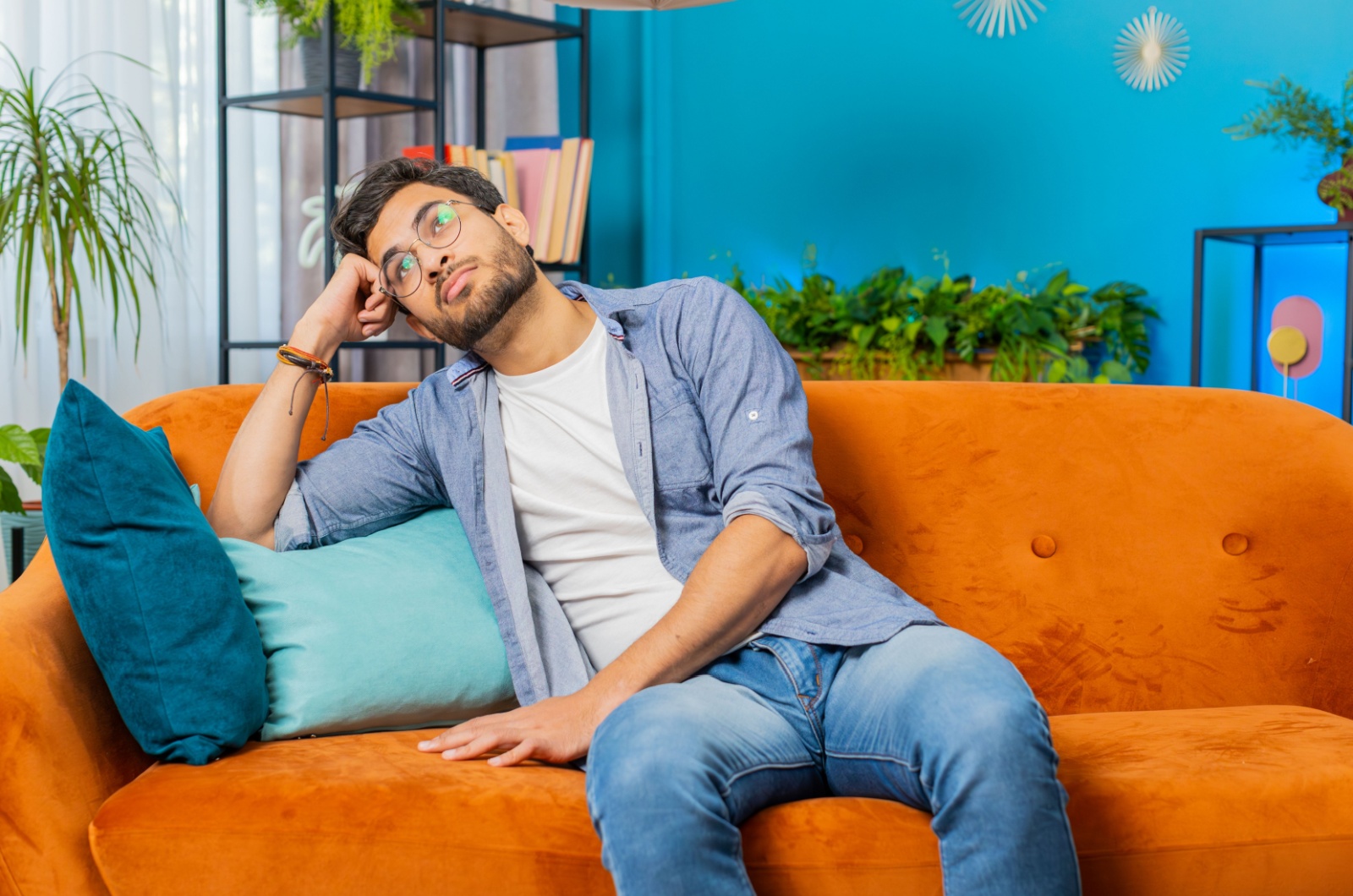Mann sitzt auf der Couch