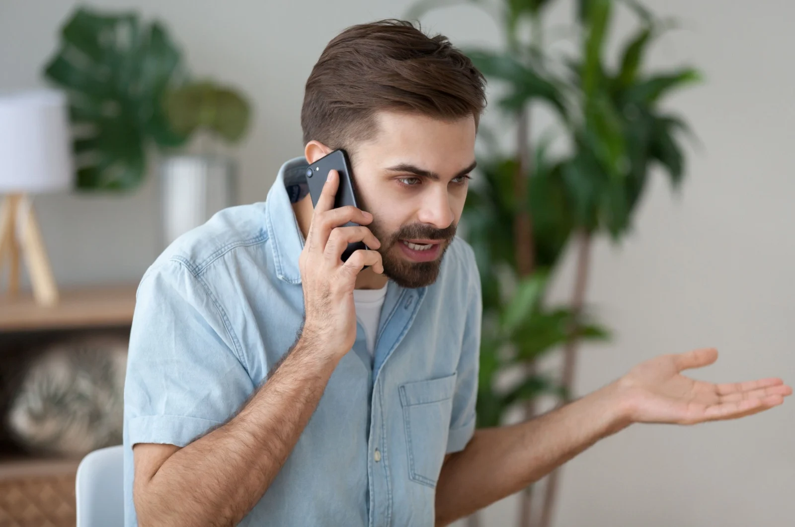 Mann telefoniert