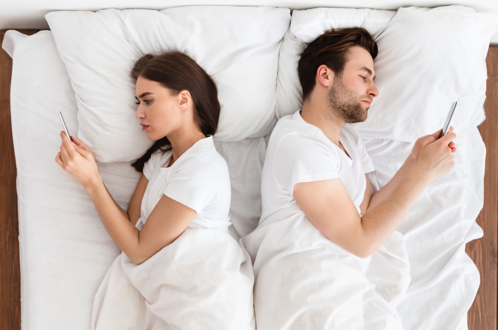Mann und Frau im Bett