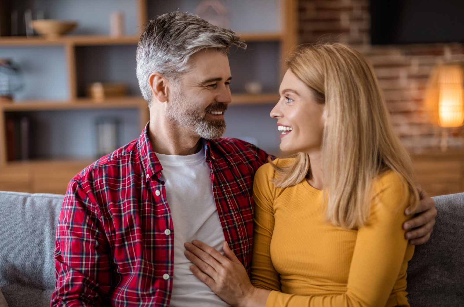 Mann und Frau im Haus