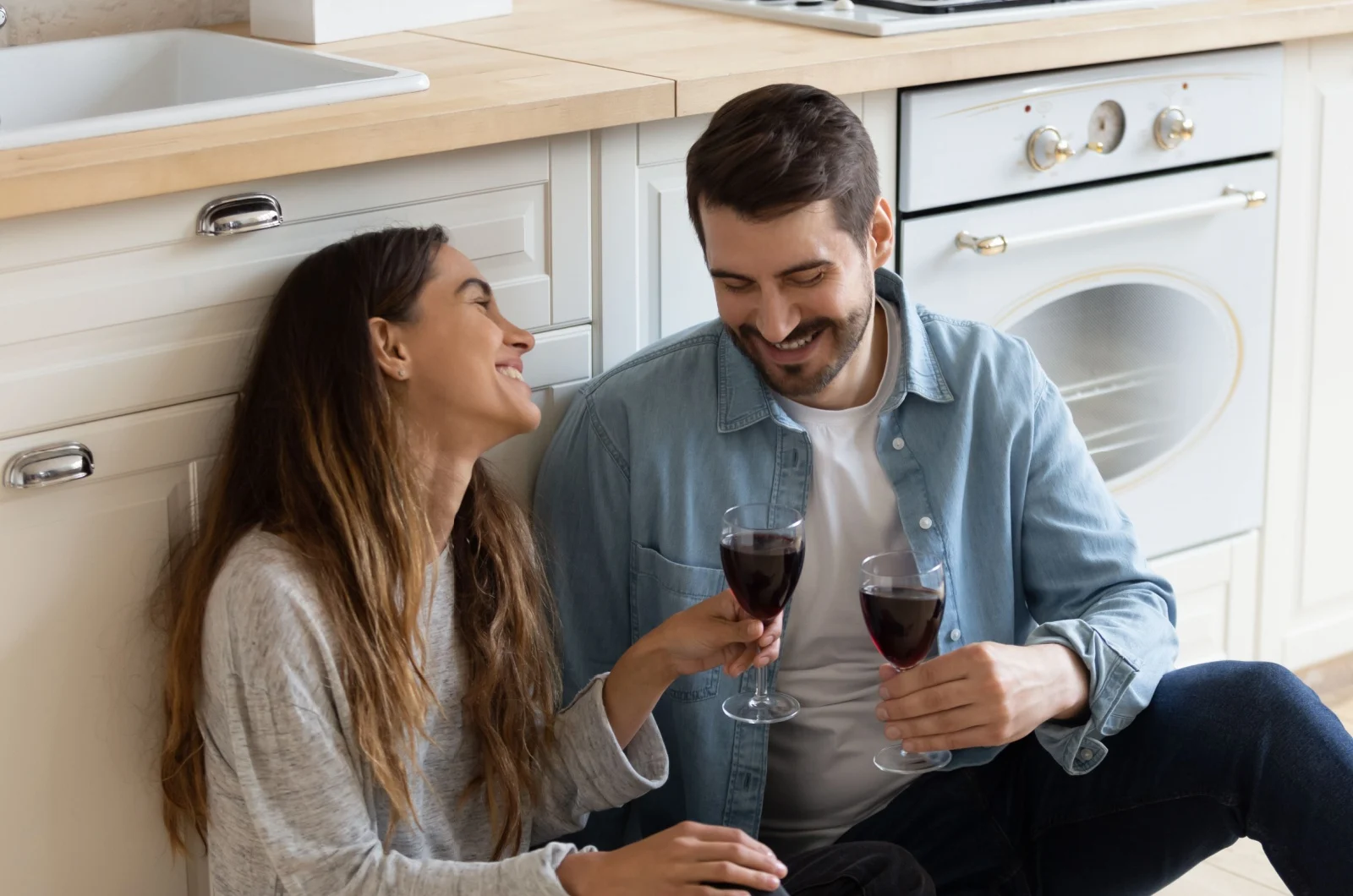 Mann und Frau trinken in der Kueche
