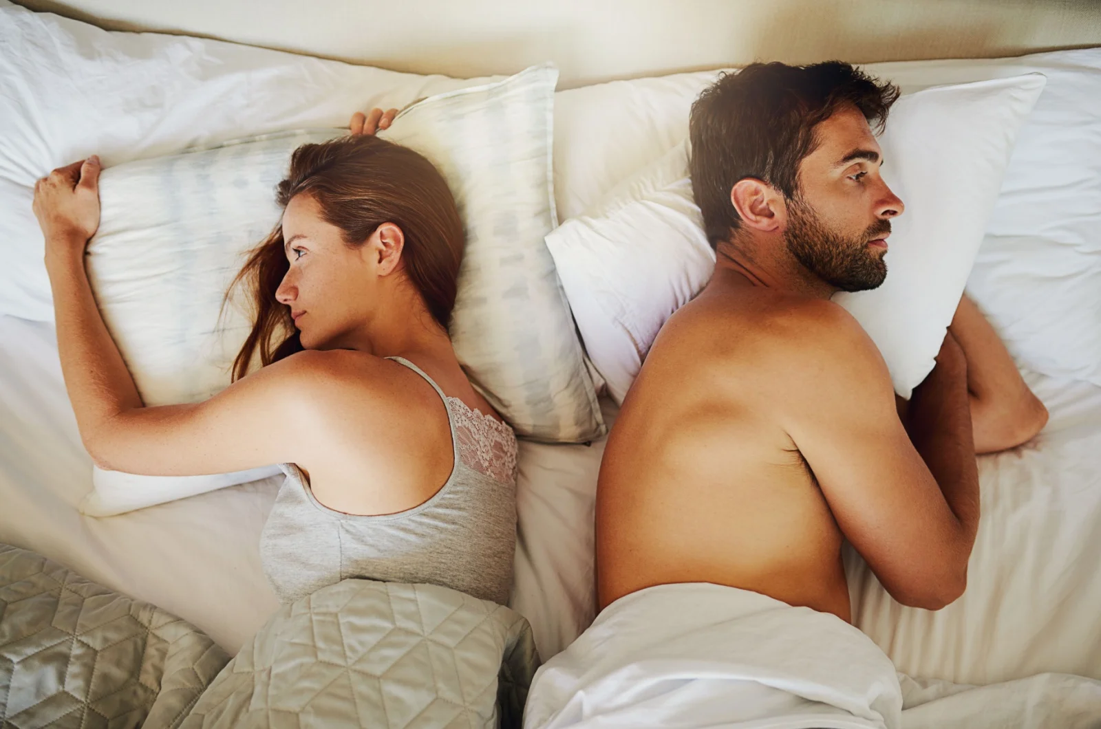 Paar ignoriert sich gegenseitig im Bett