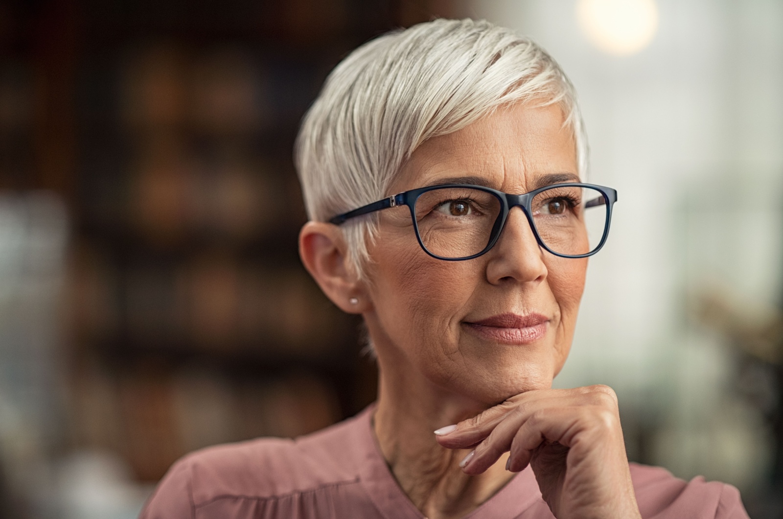Senior mit Brille