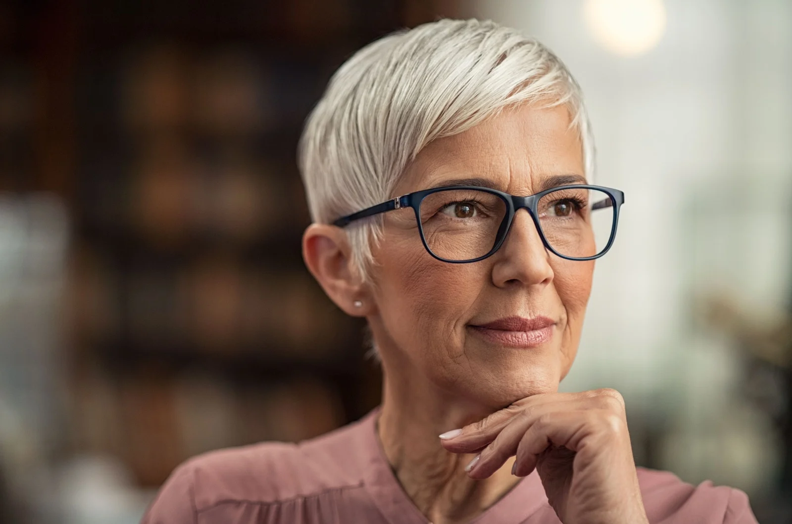Senior mit Brille