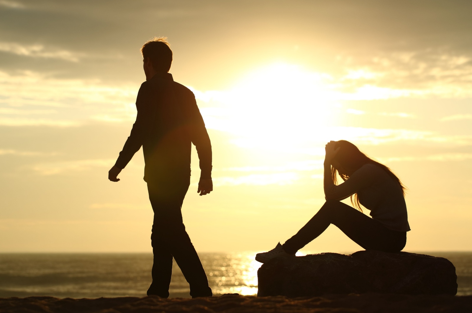 Silhouette eines Paares, das sich trennt