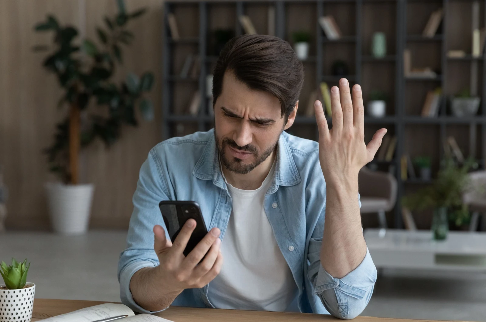 Mann, der ein Telefon benutzt