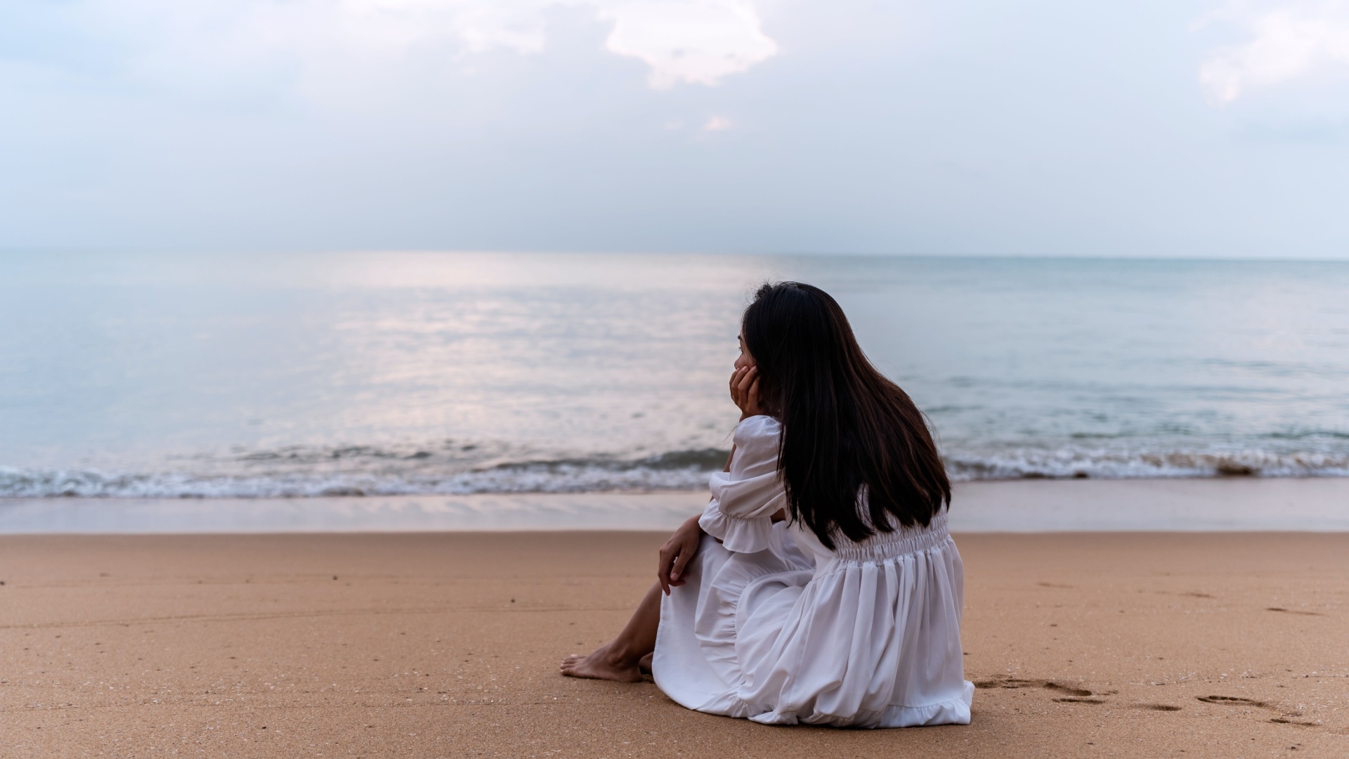 traurige Frau am Strand