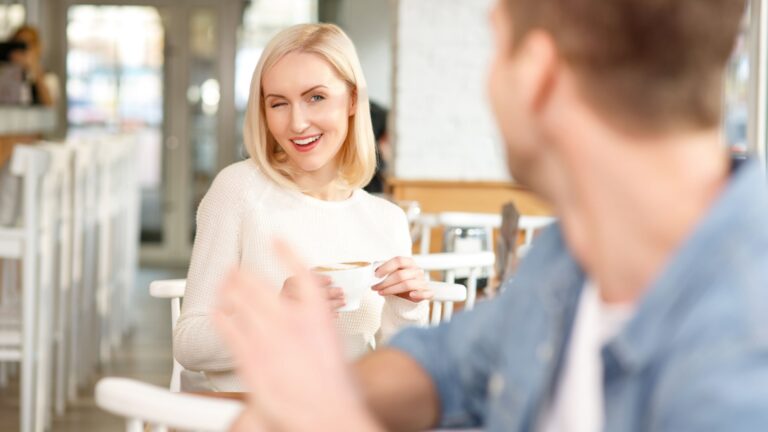 Frau flirtet mit Mann