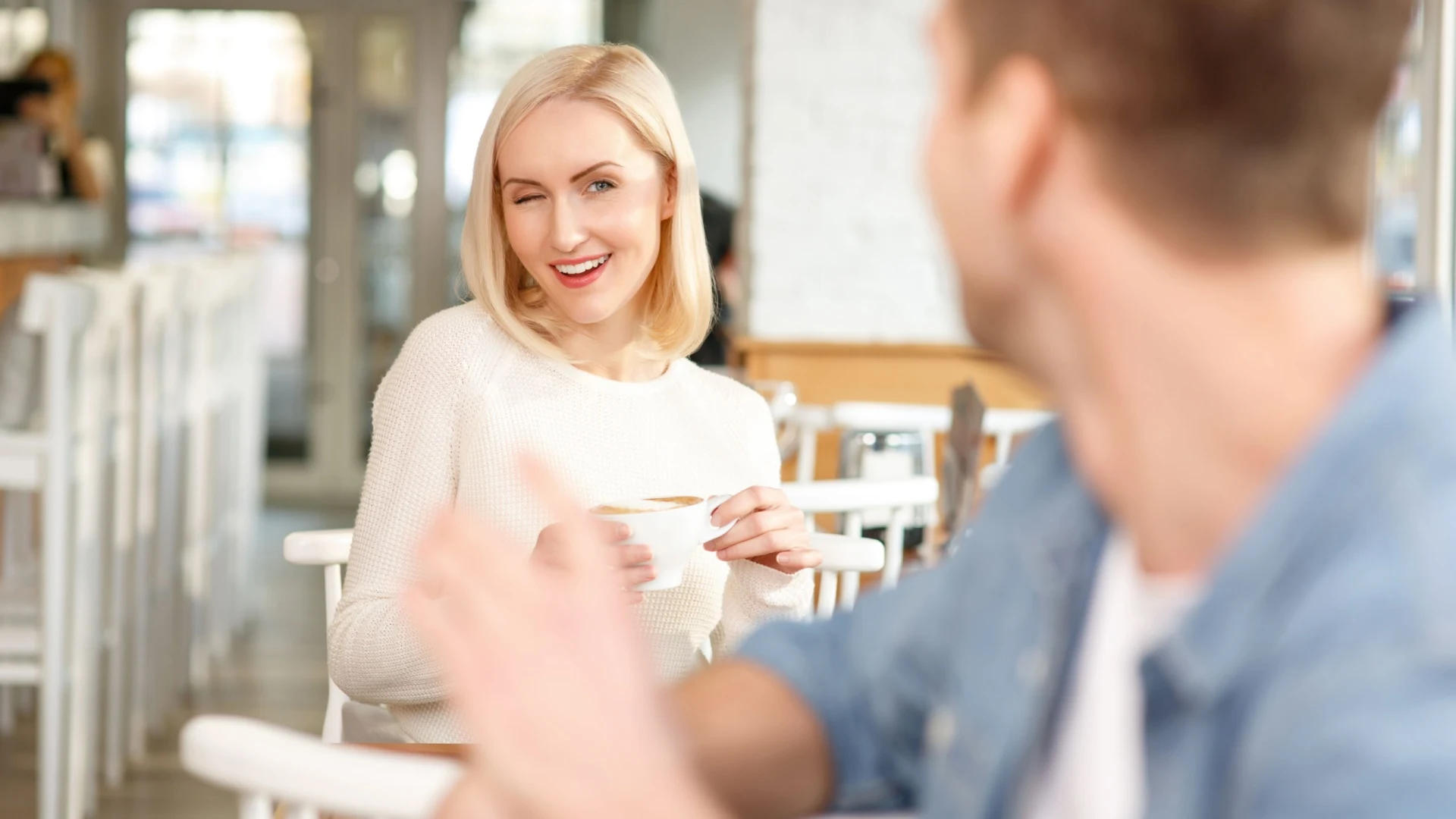 Frau flirtet mit Mann