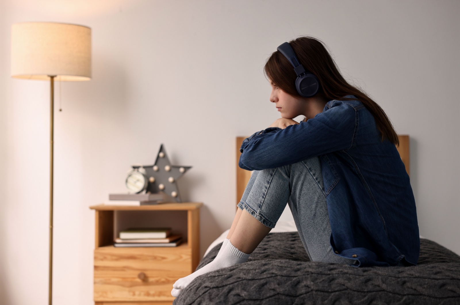 Teenager hoert Musik