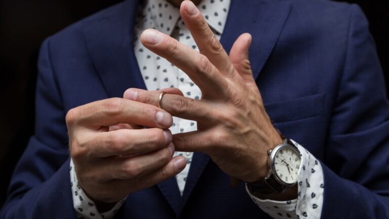 Mann nimmt Ring von