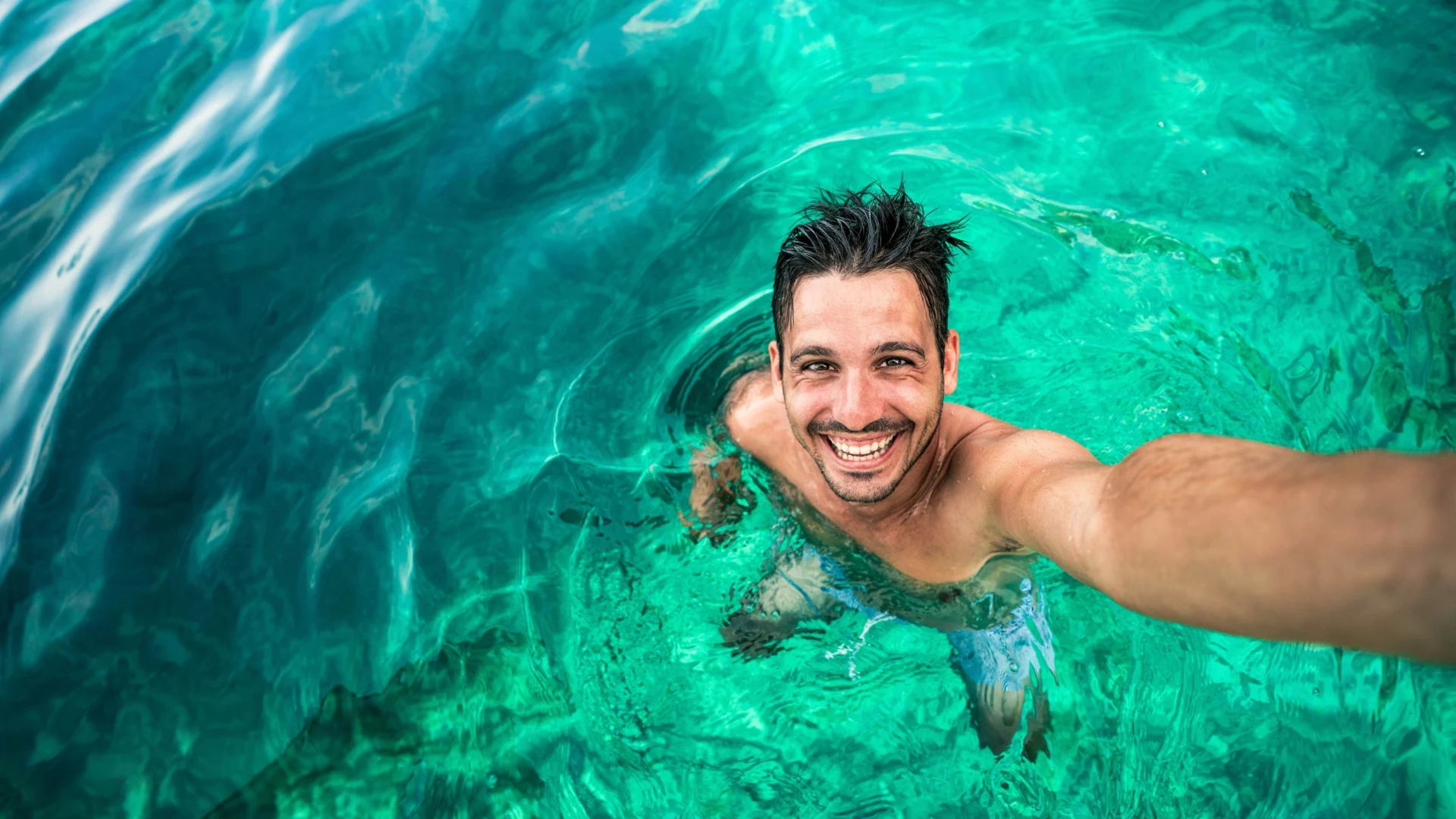 Mann im Urlaub