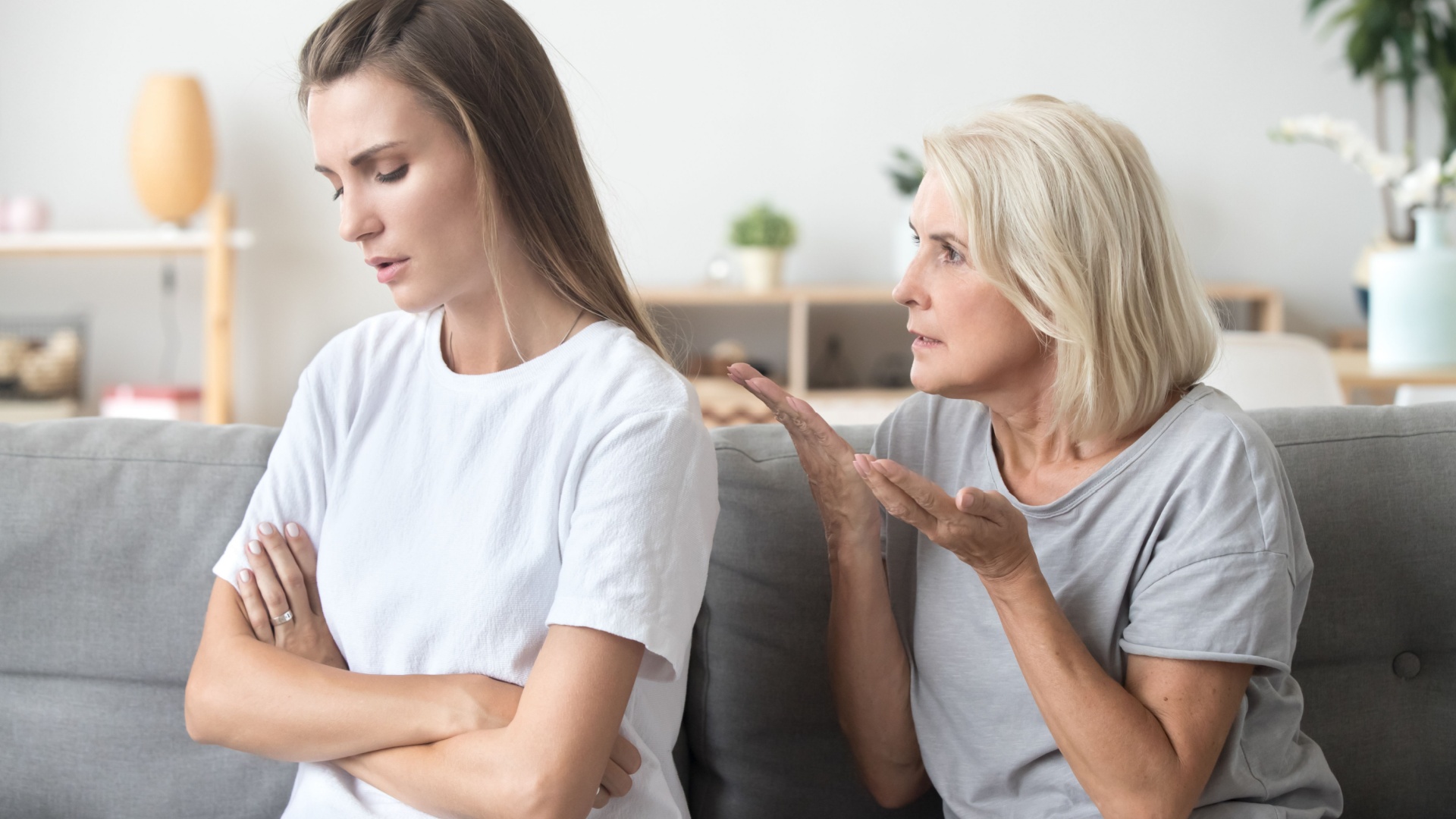 Wenn Nähe schwerfällt: 5 Gründe für emotionale Distanz zwischen Mutter und Tochter