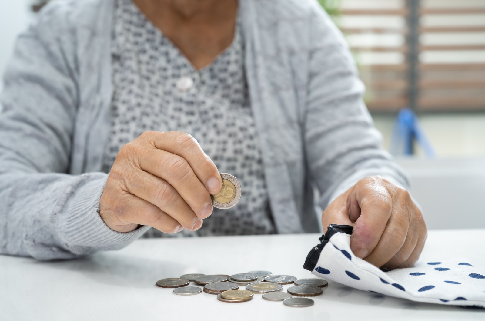 aeltere Frau mit wenig Geld