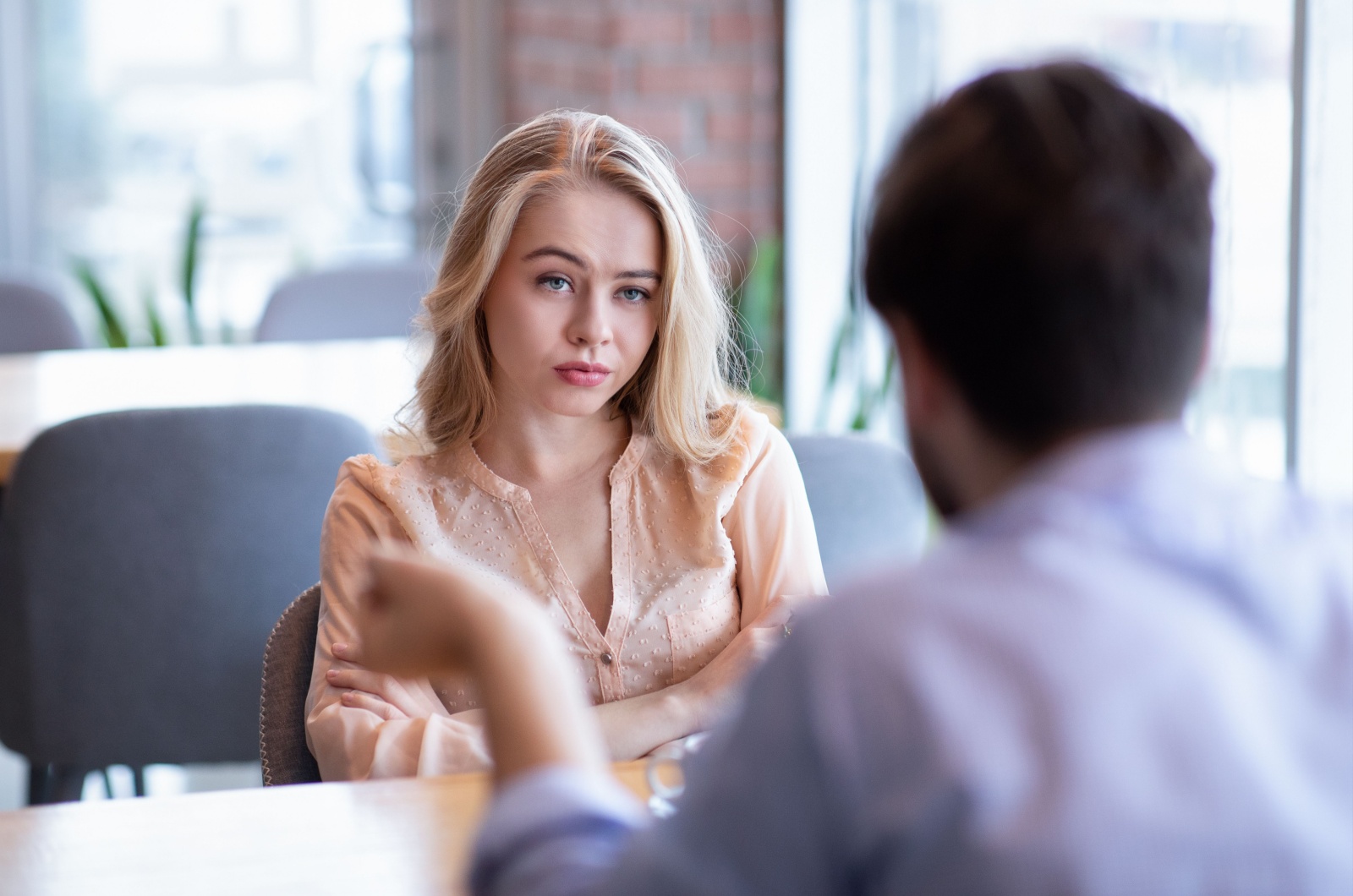 blonde Frau bei einem Date