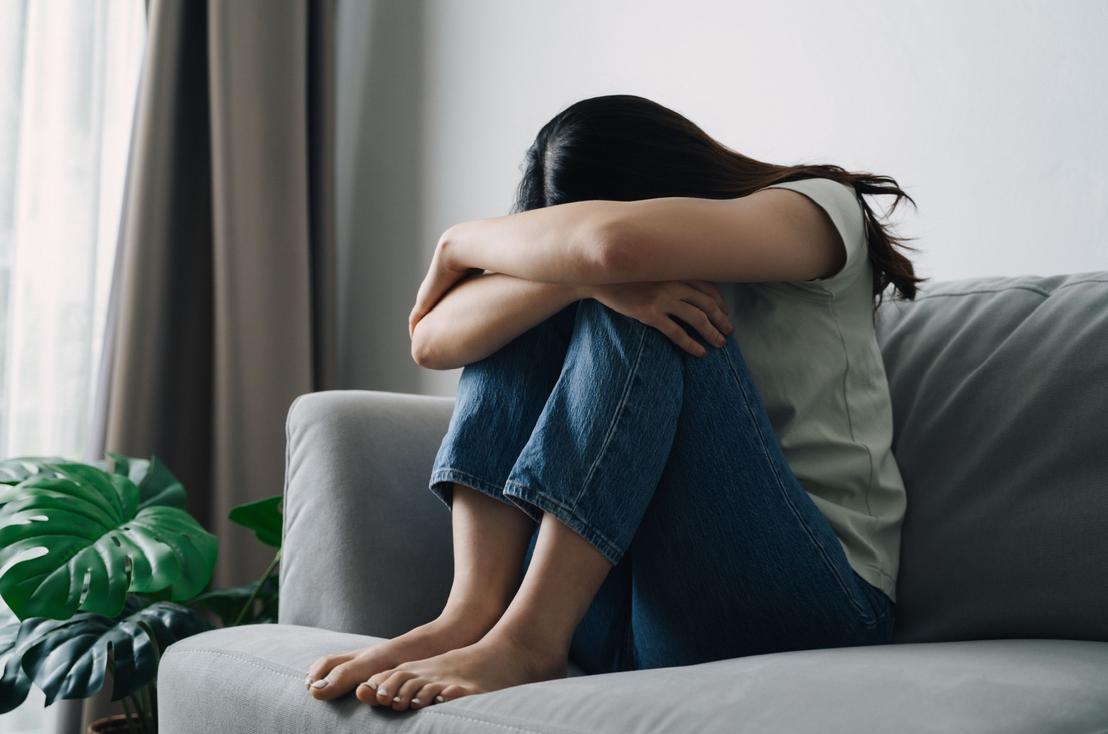 depressive Frau auf einer Couch